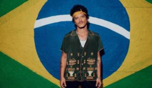 Bruno Mars posa diante da bandeira do Brasil; artista confirmou que seu novo álbum está pronto