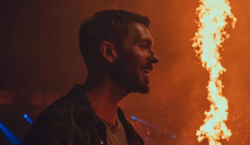 Calvin Harris durante apresentação ao vivo; DJ será atração do pré-Carnaval de São Paulo em trio elétrico