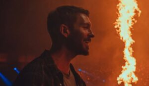 Calvin Harris durante apresentação ao vivo; DJ será atração do pré-Carnaval de São Paulo em trio elétrico