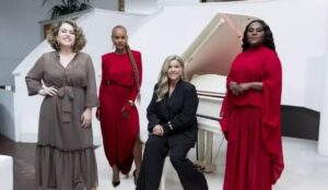 Aline Wirley, Fantine Thó, Karin Hils e Lu Andrade posam juntas em cenário com piano para documentário sobre o Rouge