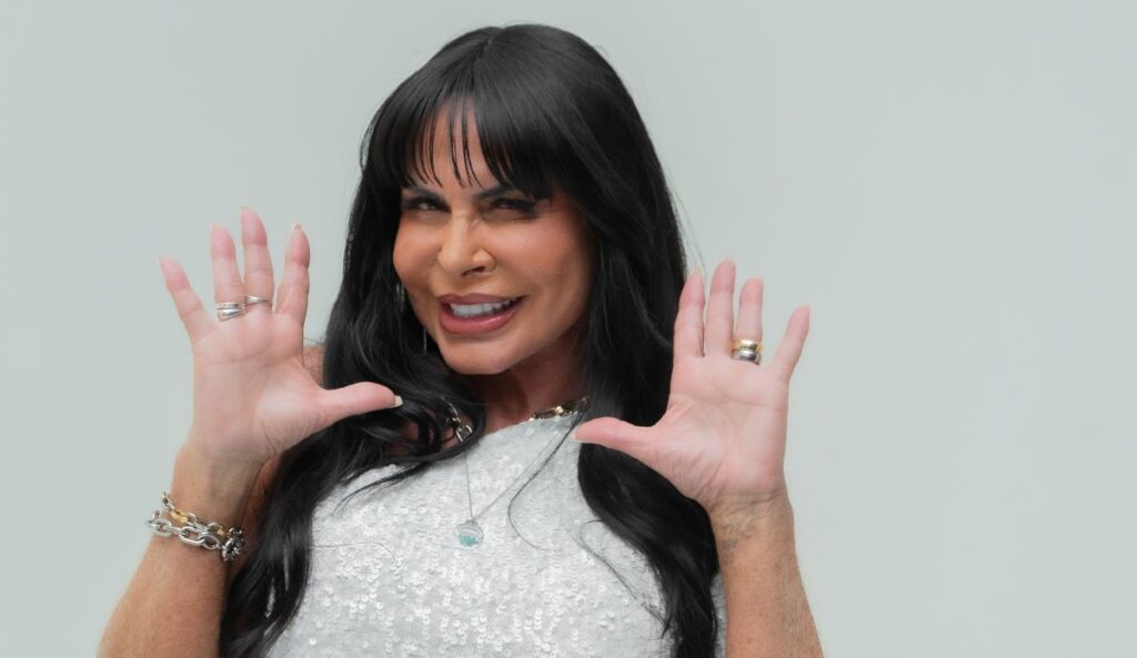 Gretchen posa com as mãos levantadas; leia entrevista sobre o novo viral de “Freak Le Boom Boom” e os remixes para o Carnaval 2026