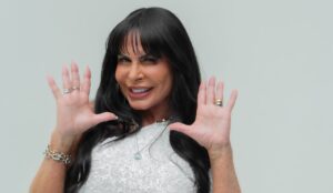 Gretchen posa com as mãos levantadas; leia entrevista sobre o novo viral de “Freak Le Boom Boom” e os remixes para o Carnaval 2026