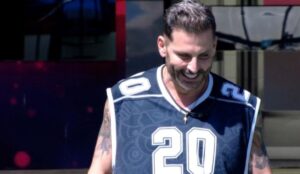 Henri Castelli após retornar ao BBB 26, usando camiseta esportiva preta com o número 20, momentos antes de passar mal novamente