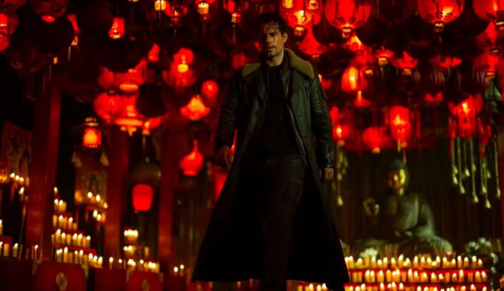 Henry Cavill como Connor MacLeod nas primeiras imagens do remake de Highlander, em cena iluminada por lanternas vermelhas.
