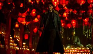 Henry Cavill como Connor MacLeod nas primeiras imagens do remake de Highlander, em cena iluminada por lanternas vermelhas.