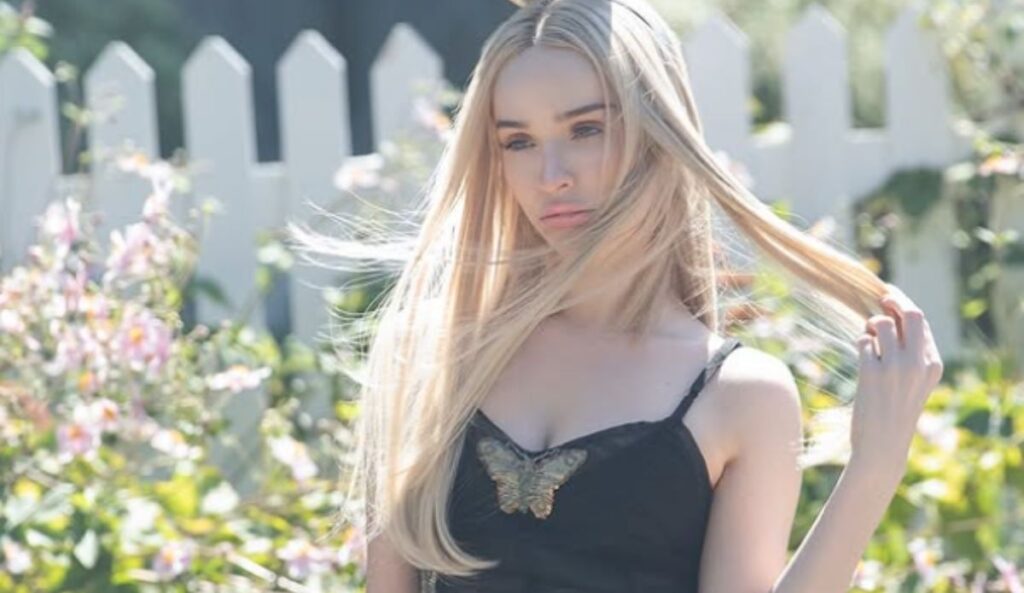 Kim Petras posa ao ar livre com conjunto de lingerie preto