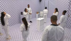 Participantes do BBB 26 reunidos no Quarto Branco durante a dinâmica de resistência que define duas novas vagas no reality show.