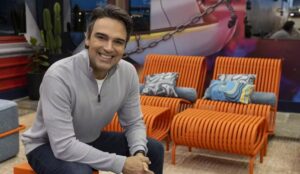 Tadeu Schmidt, apresentador do BBB 26, sentado no estúdio do reality show, sorrindo para a câmera durante gravação do programa da TV Globo; veja que horas começa a atração hoje (21/01)