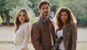 Agrado (Isadora Cruz), João Raul (Filipe Bragança) e Naiane (Isabelle Drummond) posam em cena promocional da nova novela das 19h da TV Globo, Coração Acelerado; veja o resumo