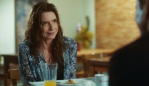 Janete (Letícia Spiller) sentada à mesa em cena de Coração Acelerado, durante reencontro marcante que promete impactar os próximos capítulos da novela das 19h da Globo; veja o resumo da semana (19 a 22 de janeiro)