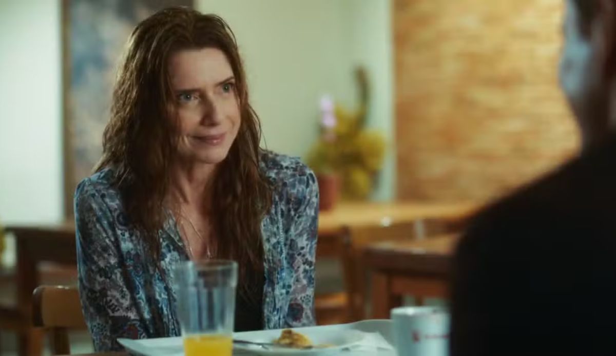 Janete (Letícia Spiller) sentada à mesa em cena de Coração Acelerado, durante reencontro marcante que promete impactar os próximos capítulos da novela das 19h da Globo; veja o resumo da semana (19 a 22 de janeiro)