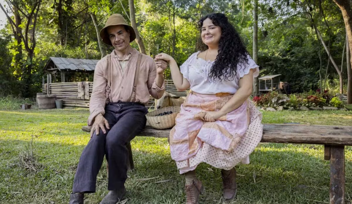 Zé dos Porcos e Maria Divina de mãos dadas em Êta Mundo Melhor, novela da Globo, durante a semana de 12 a 17 de janeiro