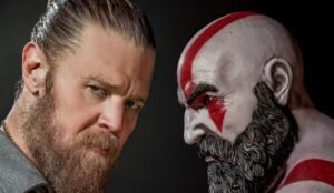 Ryan Hurst ao lado de Kratos, personagem de God of War, em comparação entre o ator e o visual do game que inspira a série live-action do Prime Video.