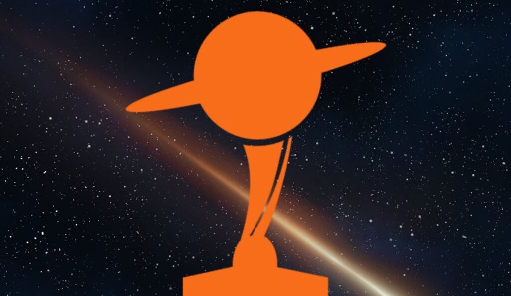 Troféu estilizado do Saturn Awards, em tom laranja e formato de planeta com anel, sobre fundo espacial estrelado