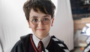 Dominic McLaughlin como Harry Potter