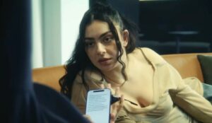 Charli XCX em "The Moment"