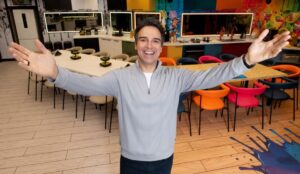 Tadeu Schmidt no estúdio do BBB 26; veja que horas começa a eliminação hoje (17/02)