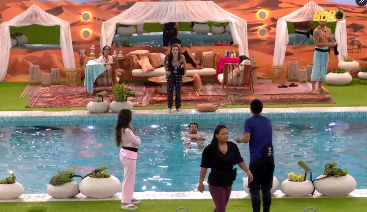 Brothers do BBB 26 discutem na piscina após Prova do Líder; climão entre aliados marca a madrugada.