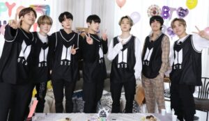 Integrantes do BTS posam juntos durante evento promocional; grupo anuncia exibição da turnê “ARIRANG” nos cinemas ao redor do mundo.