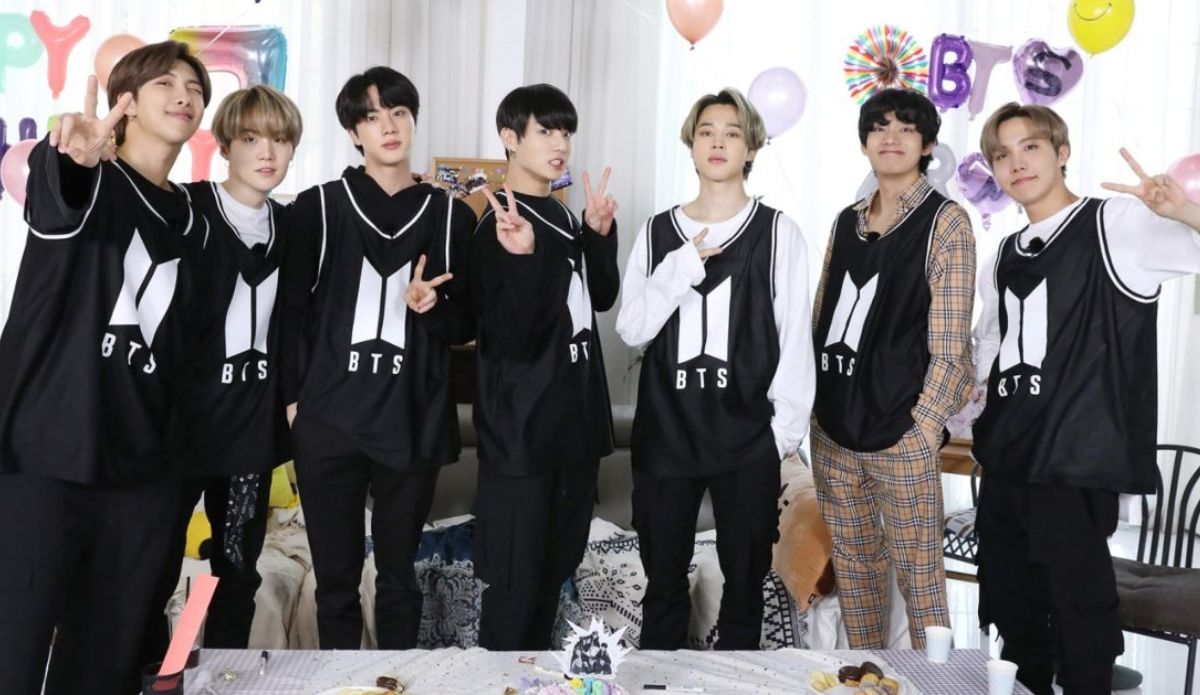 Integrantes do BTS posam juntos durante evento promocional; grupo anuncia exibição da turnê “ARIRANG” nos cinemas ao redor do mundo.