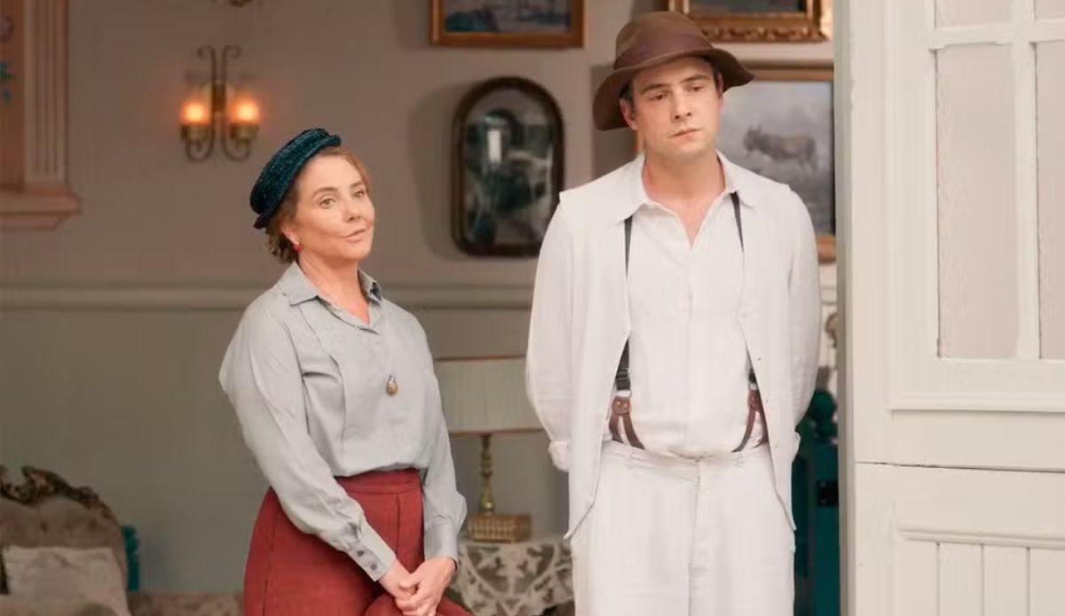 Candinho e Zulma aparecem juntos em cena de Êta Mundo Melhor durante os capítulos da semana de 23 a 28 de fevereiro na novela das 18h da Globo; veja o resumo