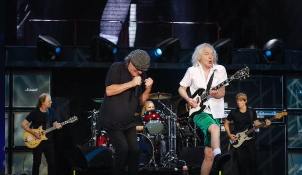 AC/DC durante show ao vivo com Angus Young e Brian Johnson no palco
