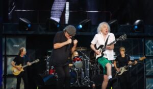 AC/DC durante show ao vivo com Angus Young e Brian Johnson no palco