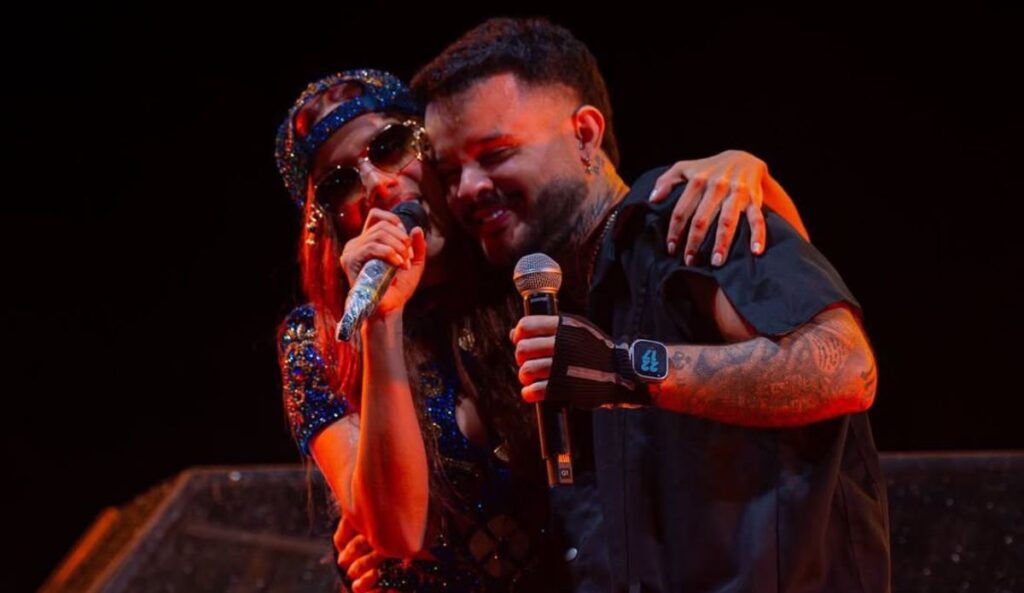 Anitta e Hitmaker cantam “Gostosin” juntos no palco durante apresentação ao vivo.