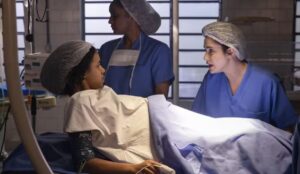 Joélly entra em trabalho de parto em clínica clandestina sob supervisão de Samira em cena tensa de Três Graças na novela das 21h da Globo; veja o resumo