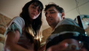 Alison Brie e Dave Franco em cena do filme "Juntos"