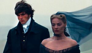 Jacob Elordi e Margot Robbie em "O Morro dos Ventos Uivantes"
