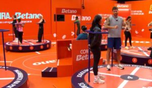 Participantes disputam a quinta Prova do Líder do BBB 26 em plataformas giratórias durante dinâmica de resistência.