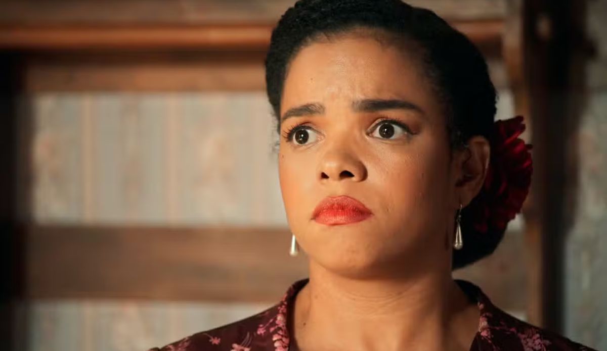 Dita (Jennifer Nascimento) aparece apreensiva em cena de Êta Mundo Melhor, durante momentos de tensão da novela das 18h da TV Globo; veja o resumo da semana (09 a 14 de fevereiro)