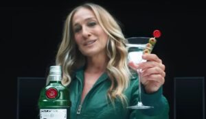 Sarah Jessica Parker segura um martíni ao lado de uma garrafa de gin Tanqueray durante ação promocional; artista está no Brasil para o Carnaval do Rio de Janeiro