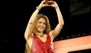 Shakira durante apresentação; cantora será atração do Todo Mundo no Rio 2026 em Copacabana