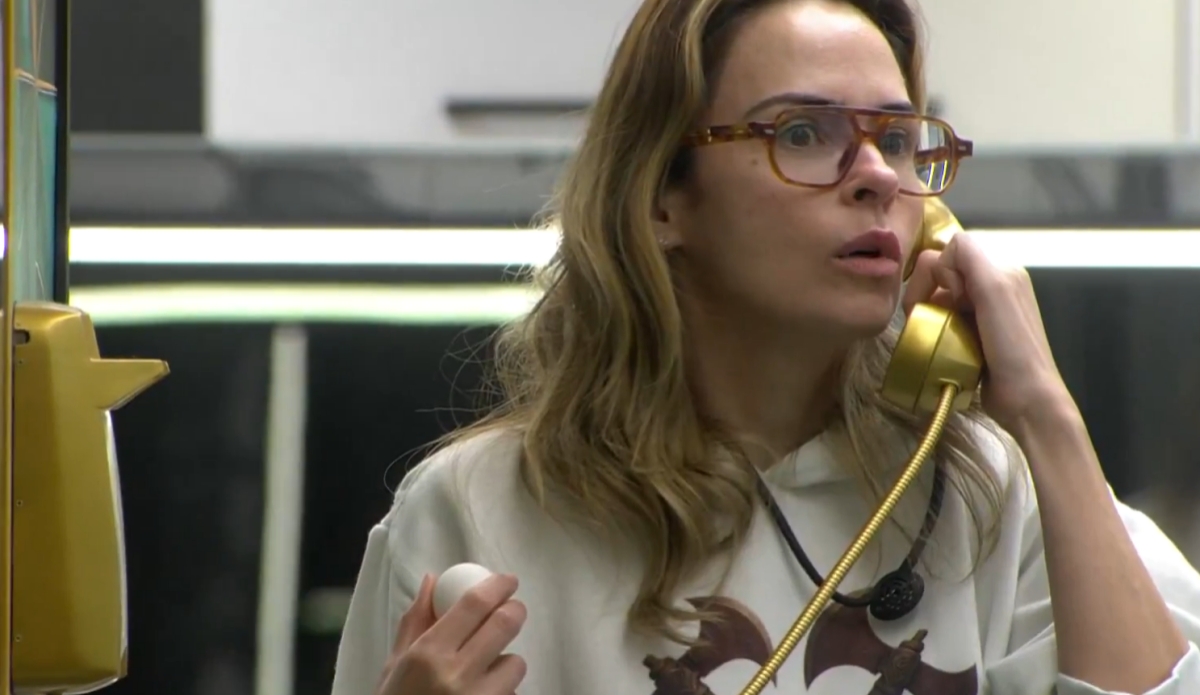 ana paula renault atende ao big fone no bbb 26