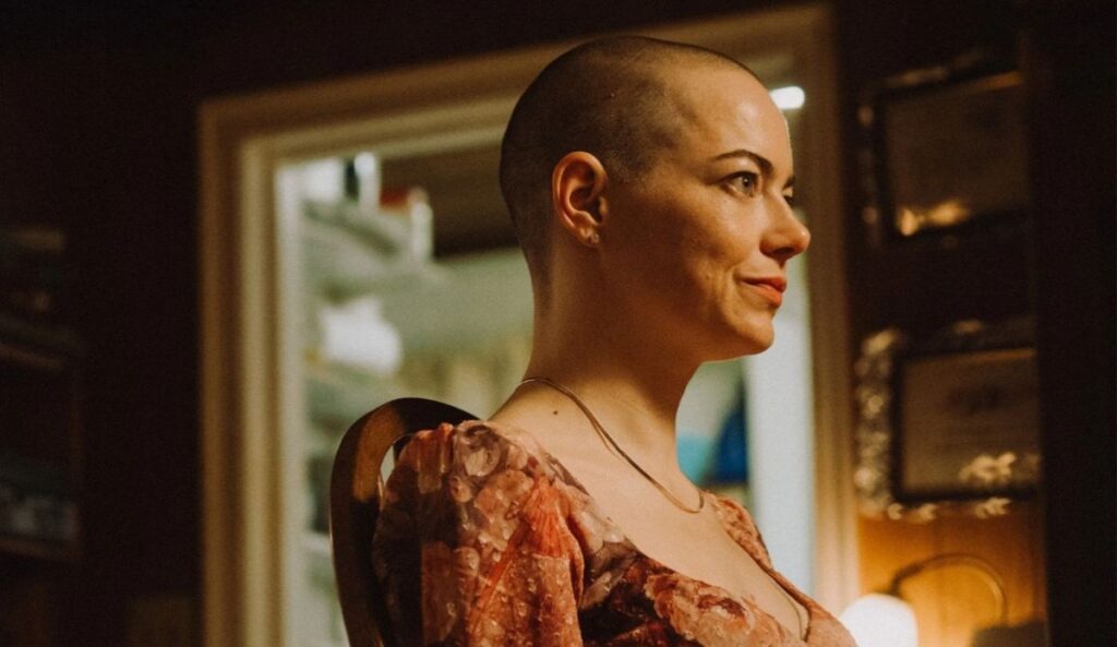 Emma Stone em "Bugonia"