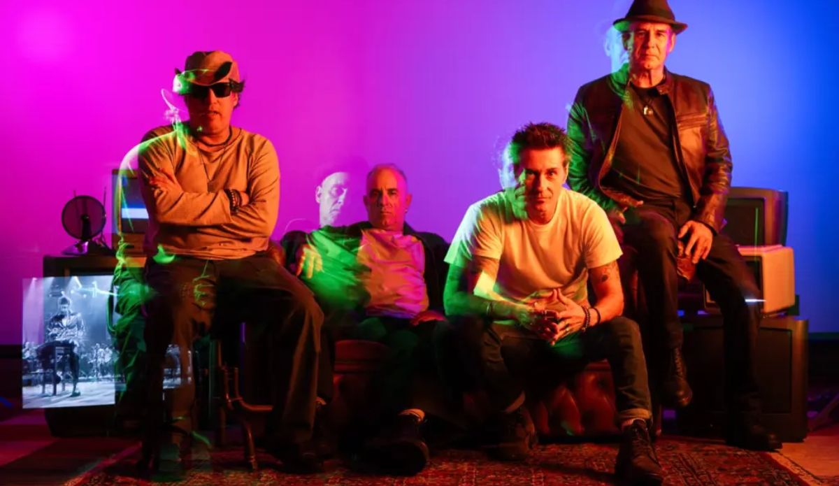 Integrantes do Capital Inicial posam com iluminação neon para divulgar a turnê Música Urbana 2026