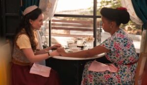 Dita conversa com Estela em café em cena de Êta Mundo Melhor na novela das 18h da Globo; veja o resumo da semana (02 a 07 de março).