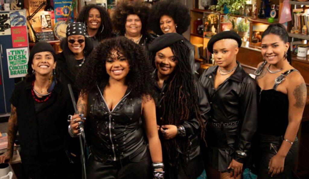 Duquesa posa com banda formada apenas por mulheres durante gravação do Tiny Desk Brasil