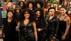 Duquesa posa com banda formada apenas por mulheres durante gravação do Tiny Desk Brasil