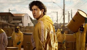 Johnny Massaro em "Emergência Radioativa", minissérie da Netflix