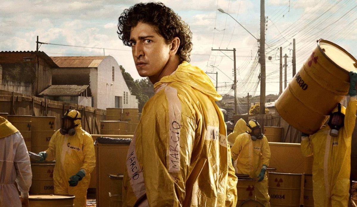 Johnny Massaro em "Emergência Radioativa", minissérie da Netflix
