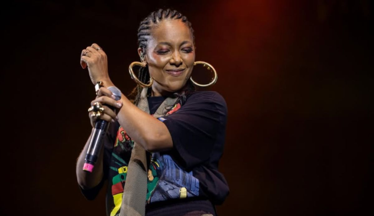 Negra Li se apresenta no palco com microfone na mão durante show; rapper fala sobre estreia no Lollapalooza Brasil e trajetória no rap nacional