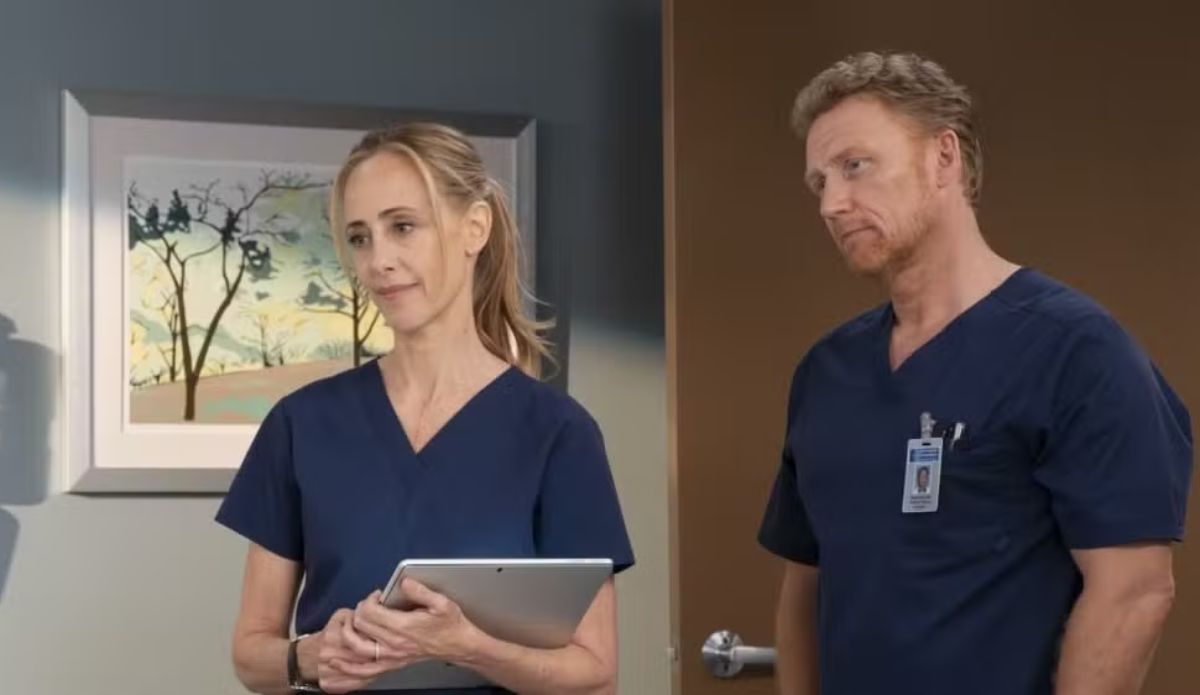 Kim Raver e Kevin McKidd como Teddy Altman e Owen Hunt em cena de Grey’s Anatomy, vestindo uniformes médicos em hospital