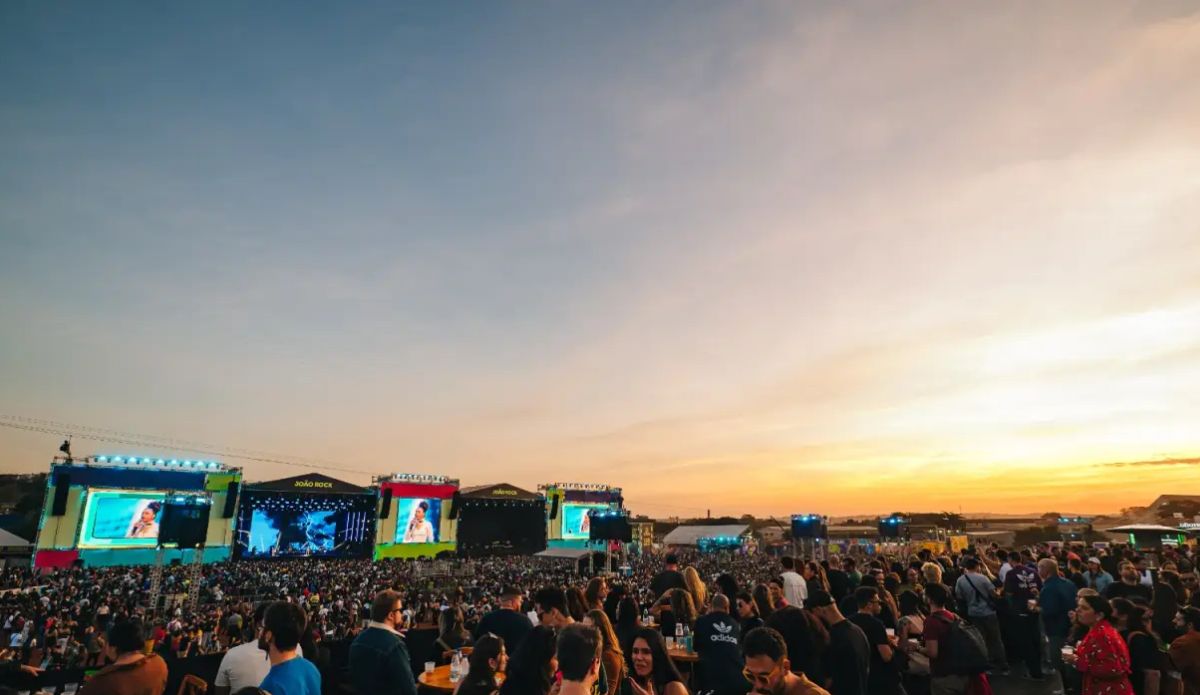 Público no João Rock durante festival em Ribeirão Preto com shows em múltiplos palcos