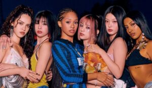 Integrantes do KATSEYE posam juntas em imagem promocional do grupo, que se apresenta no Lollapalooza Brasil 2026