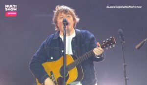 Lewis Capaldi se apresenta no Palco Budweiser do Lollapalooza Brasil 2026, cantando com violão durante show marcado por emoção