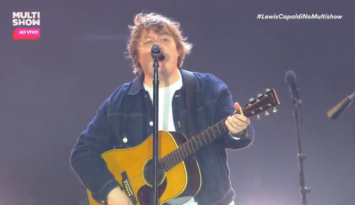 Lewis Capaldi se apresenta no Palco Budweiser do Lollapalooza Brasil 2026, cantando com violão durante show marcado por emoção