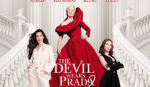 Meryl Streep, Anne Hathaway e Emily Blunt aparecem em escadaria elegante no pôster de “O Diabo Veste Prada 2”, com Miranda Priestly em vestido vermelho no centro, destacando o retorno do elenco na sequência do filme.